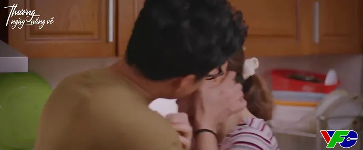 Thương ngày nắng về - Tập 15: Đức (Hồng Đăng) hôn Khánh (Lan Phương) hậu sóng gió - Ảnh 3. Thương ngày nắng về - Tập 15: Đức (Hồng Đăng) hôn Khánh (Lan Phương) hậu sóng gió - Ảnh 3.