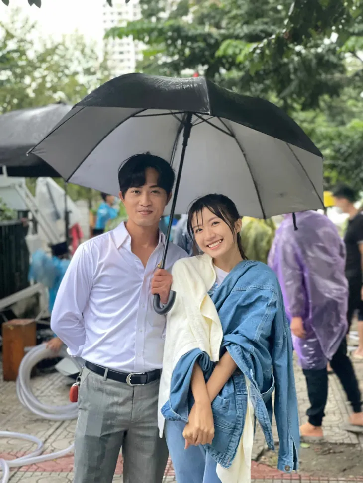 Thương ngày nắng về: Ngọc Huyền run cầm cập ở cảnh ôm Doãn Quốc Đam dưới mưa - Ảnh 4. Thương ngày nắng về: Ngọc Huyền run cầm cập ở cảnh ôm Doãn Quốc Đam dưới mưa - Ảnh 4.