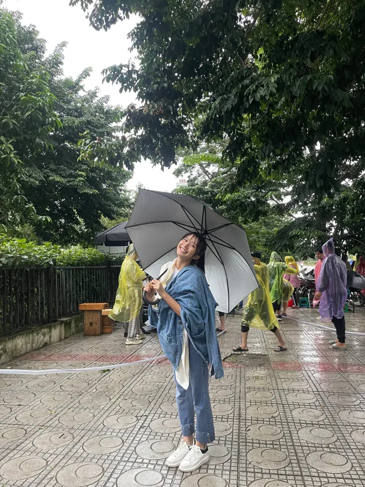 Thương ngày nắng về: Ngọc Huyền run cầm cập ở cảnh ôm Doãn Quốc Đam dưới mưa - Ảnh 5. Thương ngày nắng về: Ngọc Huyền run cầm cập ở cảnh ôm Doãn Quốc Đam dưới mưa - Ảnh 5.