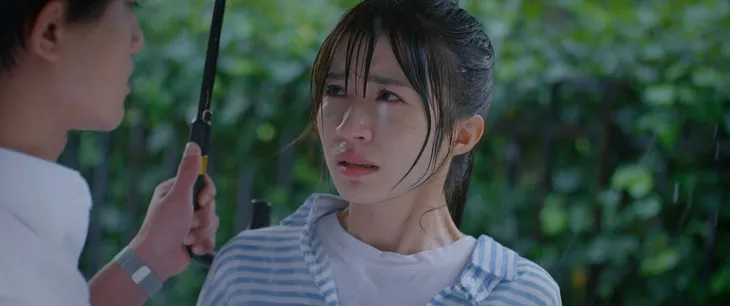 Thương ngày nắng về: Ngọc Huyền run cầm cập ở cảnh ôm Doãn Quốc Đam dưới mưa - Ảnh 2. Thương ngày nắng về: Ngọc Huyền run cầm cập ở cảnh ôm Doãn Quốc Đam dưới mưa - Ảnh 2.
