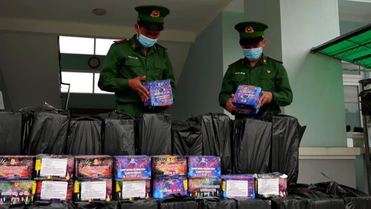 Tây Ninh ngăn chặn vụ buôn lậu hơn 800kg pháo vào Việt Nam - Ảnh 1. Tây Ninh ngăn chặn vụ buôn lậu hơn 800kg pháo vào Việt Nam - Ảnh 1.