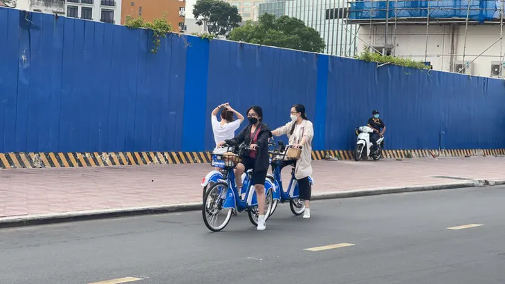 Người dân TP Hồ Chí Minh hào hứng trải nghiệm dịch vụ xe đạp công cộng - Ảnh 1. Người dân TP Hồ Chí Minh hào hứng trải nghiệm dịch vụ xe đạp công cộng - Ảnh 1.