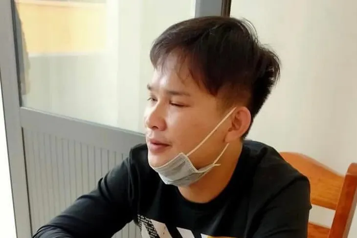 Khống chế đối tượng truy nã la hét, kích động gia đình chống đối công an - Ảnh 1. Khống chế đối tượng truy nã la hét, kích động gia đình chống đối công an - Ảnh 1.