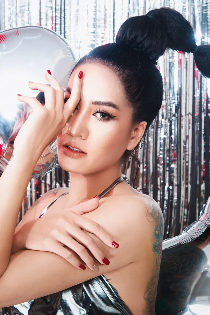 Diễn viên Minh Cúc khoe hình xăm ấn tượng trong bộ ảnh đón Noel - Ảnh 4. Diễn viên Minh Cúc khoe hình xăm ấn tượng trong bộ ảnh đón Noel - Ảnh 4.