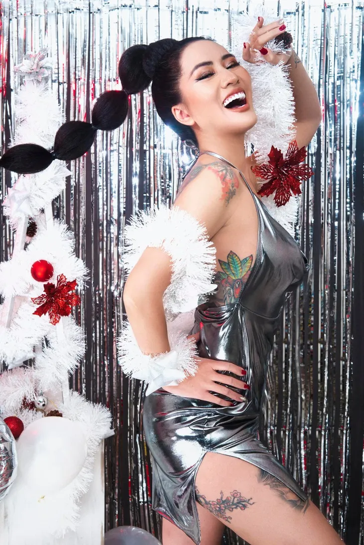 Diễn viên Minh Cúc khoe hình xăm ấn tượng trong bộ ảnh đón Noel - Ảnh 2. Diễn viên Minh Cúc khoe hình xăm ấn tượng trong bộ ảnh đón Noel - Ảnh 2.