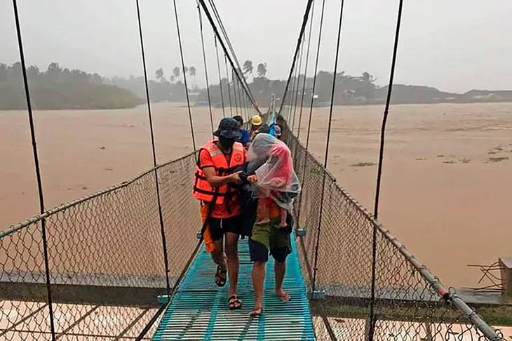 Bão Rai mạnh lên cấp cao nhất khi đổ bộ, Philippines cảnh bão lũ lụt trên diện rộng - Ảnh 3. Bão Rai mạnh lên cấp cao nhất khi đổ bộ, Philippines cảnh bão lũ lụt trên diện rộng - Ảnh 3.