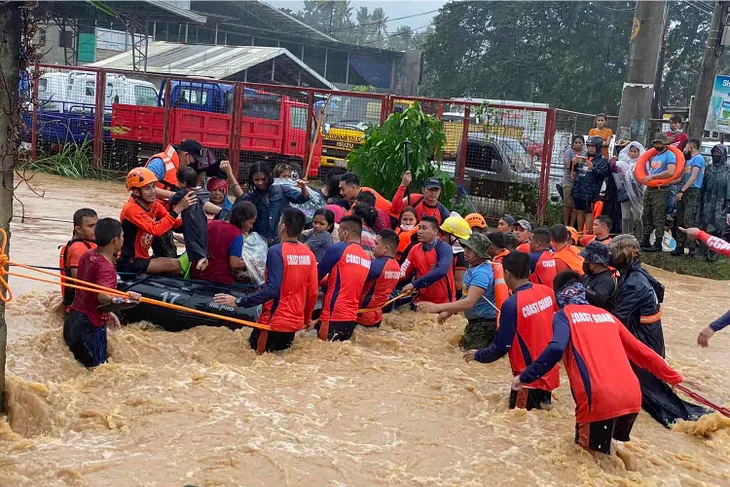 Bão Rai mạnh lên cấp cao nhất khi đổ bộ, Philippines cảnh bão lũ lụt trên diện rộng - Ảnh 2. Bão Rai mạnh lên cấp cao nhất khi đổ bộ, Philippines cảnh bão lũ lụt trên diện rộng - Ảnh 2.