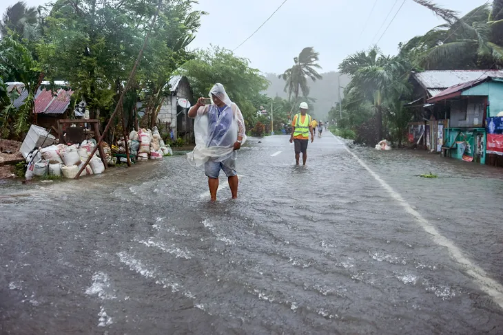 Bão Rai mạnh lên cấp cao nhất khi đổ bộ, Philippines cảnh bão lũ lụt trên diện rộng - Ảnh 1. Bão Rai mạnh lên cấp cao nhất khi đổ bộ, Philippines cảnh bão lũ lụt trên diện rộng - Ảnh 1.