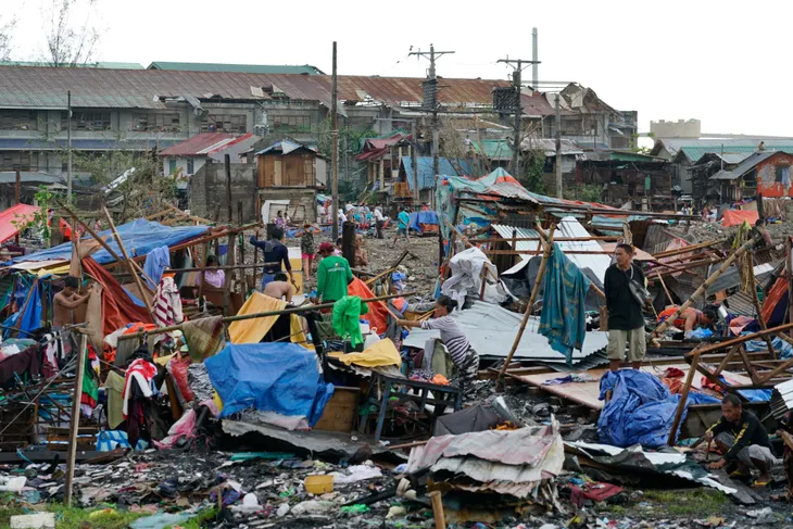 Bão Rai suy yếu sau khi đổ bộ vào Philippines - Ảnh 1. Bão Rai suy yếu sau khi đổ bộ vào Philippines - Ảnh 1.