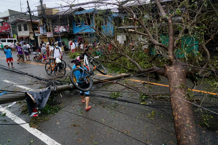 Bão Rai suy yếu sau khi đổ bộ vào Philippines - Ảnh 2. Bão Rai suy yếu sau khi đổ bộ vào Philippines - Ảnh 2.