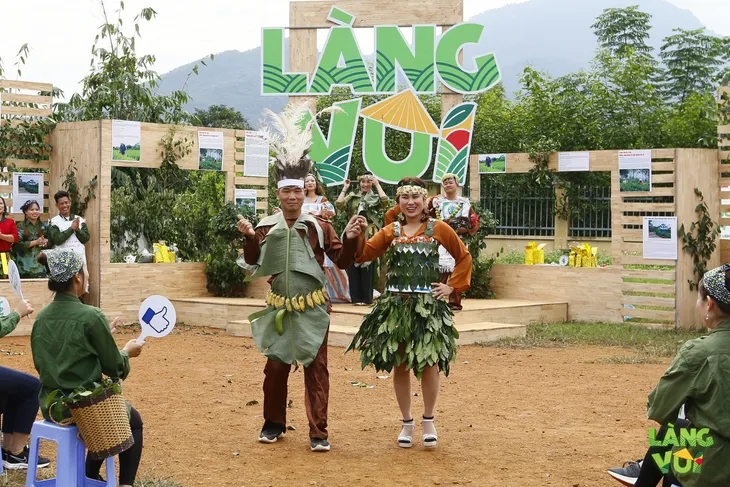 Diễn viên Nguyệt Hằng trổ tài nhảy múa cùng chị em dân tộc Mường - Ảnh 5. Diễn viên Nguyệt Hằng trổ tài nhảy múa cùng chị em dân tộc Mường - Ảnh 5.