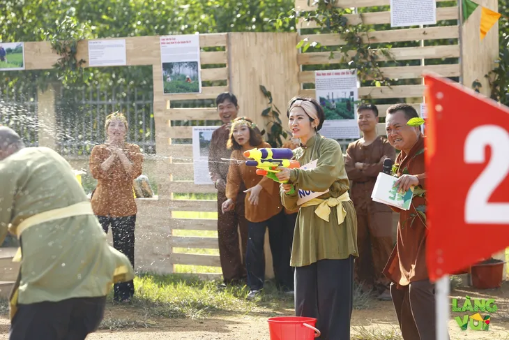 Diễn viên Nguyệt Hằng trổ tài nhảy múa cùng chị em dân tộc Mường - Ảnh 1. Diễn viên Nguyệt Hằng trổ tài nhảy múa cùng chị em dân tộc Mường - Ảnh 1.