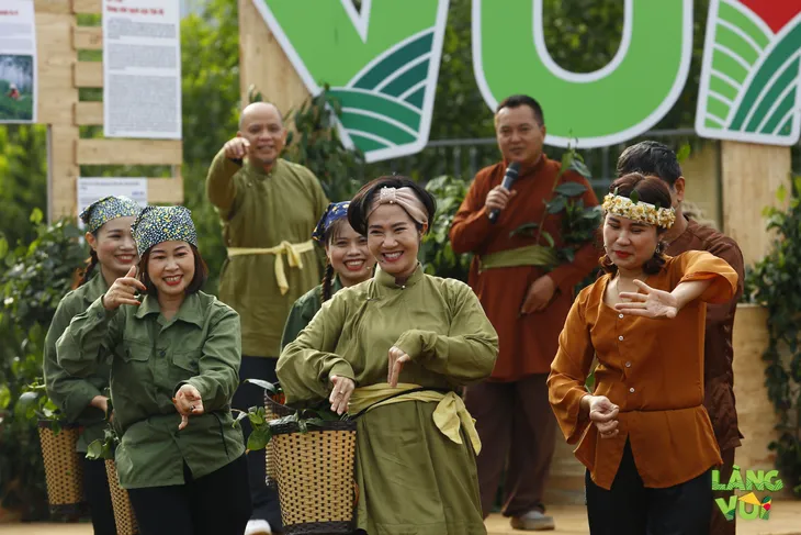 Diễn viên Nguyệt Hằng trổ tài nhảy múa cùng chị em dân tộc Mường - Ảnh 7. Diễn viên Nguyệt Hằng trổ tài nhảy múa cùng chị em dân tộc Mường - Ảnh 7.
