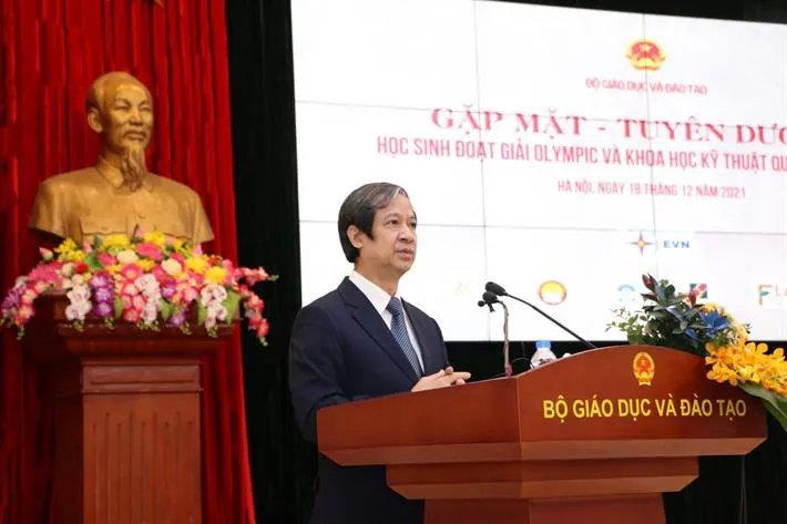 Tuyên dương học sinh đoạt giải Olympic và Khoa học kỹ thuật quốc tế năm 2021 - Ảnh 2. Tuyên dương học sinh đoạt giải Olympic và Khoa học kỹ thuật quốc tế năm 2021 - Ảnh 2.