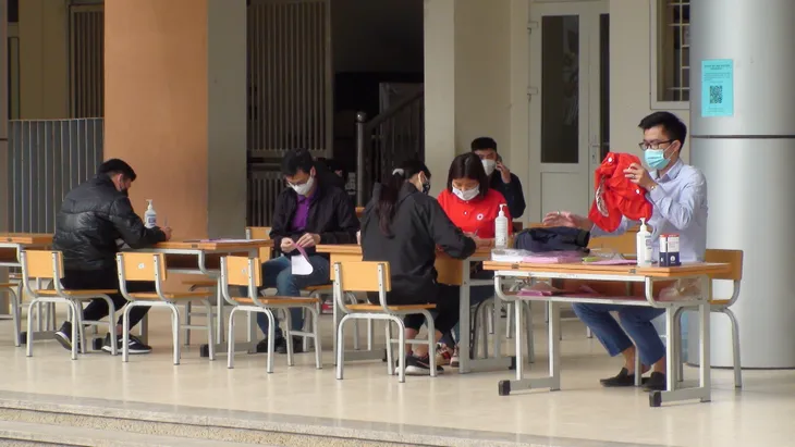 Hàng trăm người dân Hà Nội tham gia hiến máu giữa mùa dịch - Ảnh 1. Hàng trăm người dân Hà Nội tham gia hiến máu giữa mùa dịch - Ảnh 1.