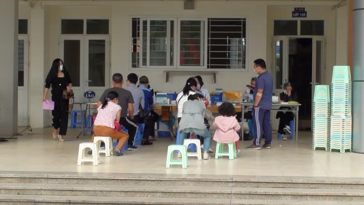 Hàng trăm người dân Hà Nội tham gia hiến máu giữa mùa dịch - Ảnh 2. Hàng trăm người dân Hà Nội tham gia hiến máu giữa mùa dịch - Ảnh 2.