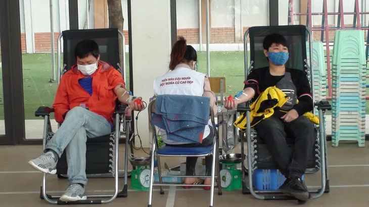 Hàng trăm người dân Hà Nội tham gia hiến máu giữa mùa dịch - Ảnh 5. Hàng trăm người dân Hà Nội tham gia hiến máu giữa mùa dịch - Ảnh 5.