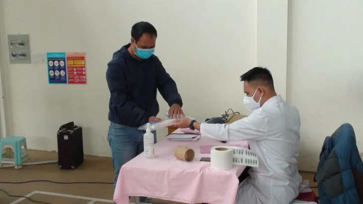 Hàng trăm người dân Hà Nội tham gia hiến máu giữa mùa dịch - Ảnh 7. Hàng trăm người dân Hà Nội tham gia hiến máu giữa mùa dịch - Ảnh 7.