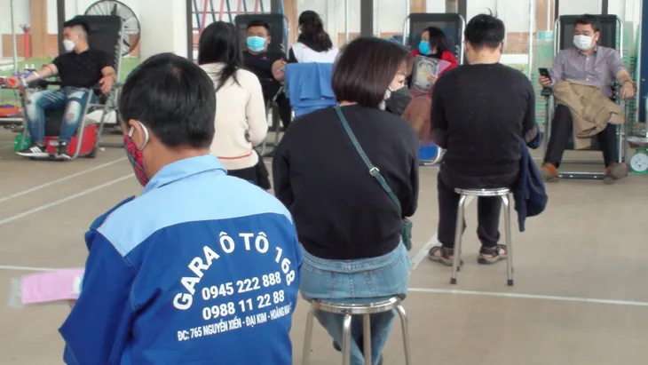 Hàng trăm người dân Hà Nội tham gia hiến máu giữa mùa dịch - Ảnh 8. Hàng trăm người dân Hà Nội tham gia hiến máu giữa mùa dịch - Ảnh 8.