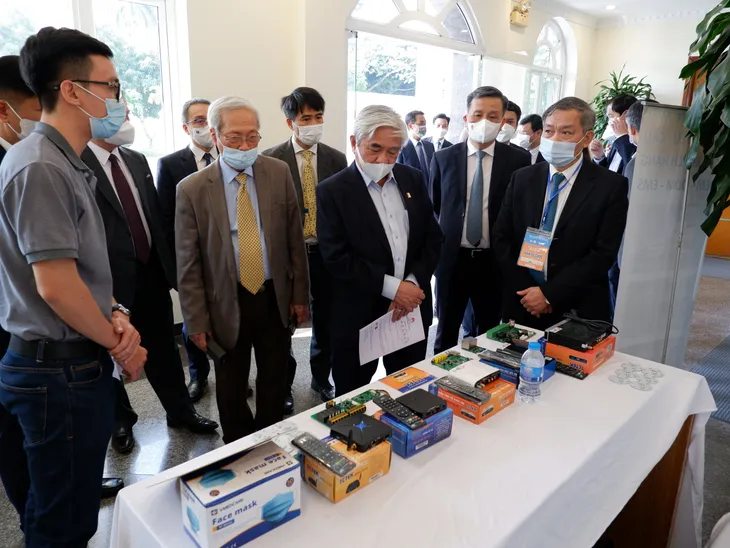 Vinh danh 79 công trình khoa học tiêu biểu tại REV-ECIT 2021 - Ảnh 10. Vinh danh 79 công trình khoa học tiêu biểu tại REV-ECIT 2021 - Ảnh 10.