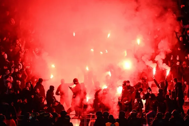 Bạo loạn trên khán đài, trận đấu giữa Paris FC với Lyon bị hủy bỏ - Ảnh 3. Bạo loạn trên khán đài, trận đấu giữa Paris FC với Lyon bị hủy bỏ - Ảnh 3.