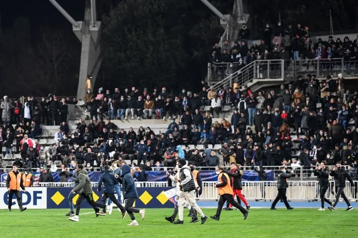 Bạo loạn trên khán đài, trận đấu giữa Paris FC với Lyon bị hủy bỏ - Ảnh 2. Bạo loạn trên khán đài, trận đấu giữa Paris FC với Lyon bị hủy bỏ - Ảnh 2.