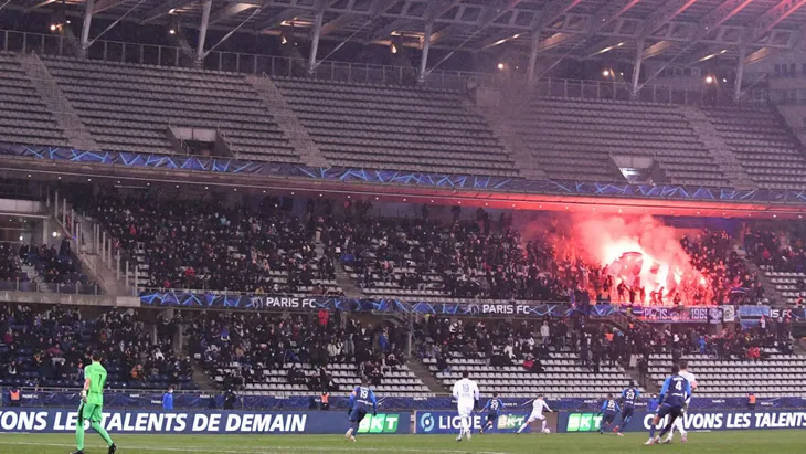 Bạo loạn trên khán đài, trận đấu giữa Paris FC với Lyon bị hủy bỏ - Ảnh 1. Bạo loạn trên khán đài, trận đấu giữa Paris FC với Lyon bị hủy bỏ - Ảnh 1.