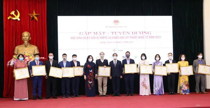 Tuyên dương học sinh đoạt giải Olympic và Khoa học kỹ thuật quốc tế năm 2021 - Ảnh 1. Tuyên dương học sinh đoạt giải Olympic và Khoa học kỹ thuật quốc tế năm 2021 - Ảnh 1.
