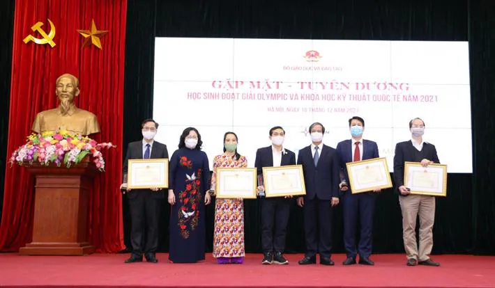 Tuyên dương học sinh đoạt giải Olympic và Khoa học kỹ thuật quốc tế năm 2021 - Ảnh 3. Tuyên dương học sinh đoạt giải Olympic và Khoa học kỹ thuật quốc tế năm 2021 - Ảnh 3.