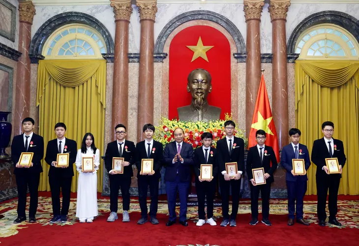 Chủ tịch nước trao tặng Huân chương lao động cho học sinh đoạt giải Olympic và Khoa học kỹ thuật quốc tế 2021 - Ảnh 5.