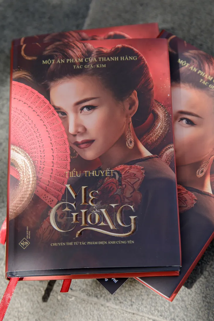 Siêu mẫu Thanh Hằng thử sức với vai trò Art Creatior, phát hành tiểu thuyết Mẹ Chồng - Ảnh 1. Siêu mẫu Thanh Hằng thử sức với vai trò Art Creatior, phát hành tiểu thuyết Mẹ Chồng - Ảnh 1.