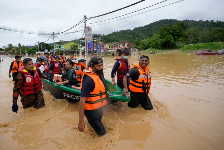Hơn 21.000 người phải sơ tán vì lũ lụt nghiêm trọng ở Malaysia - Ảnh 7. Hơn 21.000 người phải sơ tán vì lũ lụt nghiêm trọng ở Malaysia - Ảnh 7.