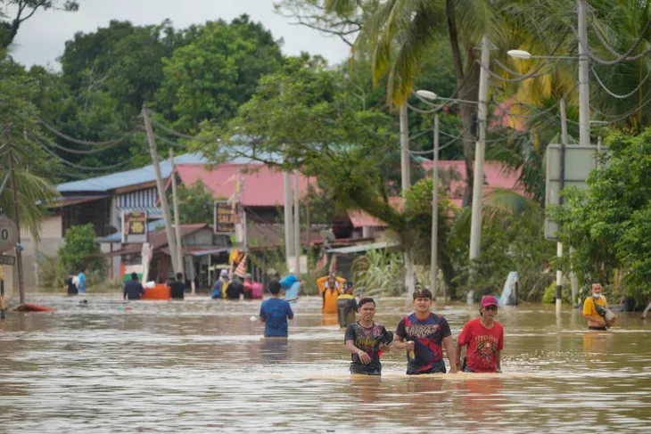 Hơn 21.000 người phải sơ tán vì lũ lụt nghiêm trọng ở Malaysia - Ảnh 6. Hơn 21.000 người phải sơ tán vì lũ lụt nghiêm trọng ở Malaysia - Ảnh 6.