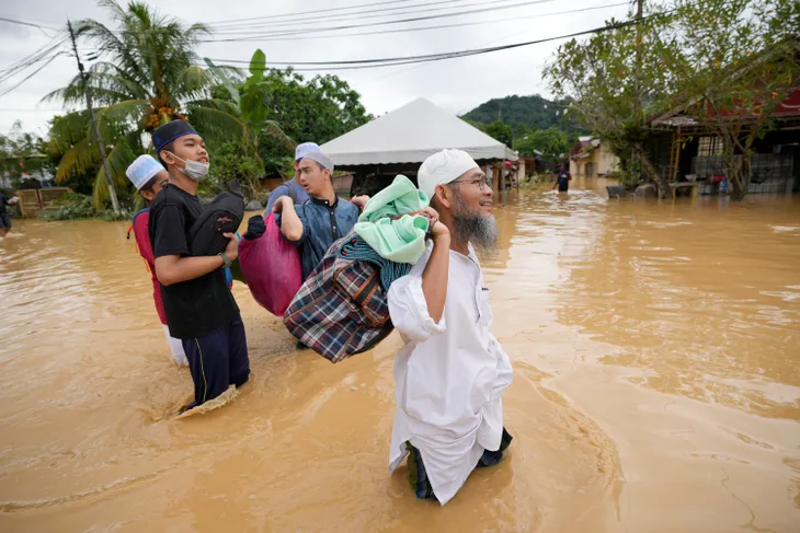 Hơn 21.000 người phải sơ tán vì lũ lụt nghiêm trọng ở Malaysia - Ảnh 5. Hơn 21.000 người phải sơ tán vì lũ lụt nghiêm trọng ở Malaysia - Ảnh 5.