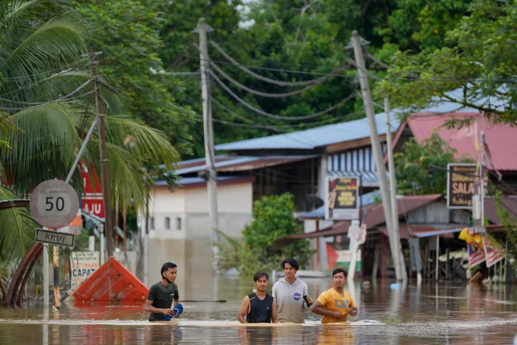 Hơn 21.000 người phải sơ tán vì lũ lụt nghiêm trọng ở Malaysia - Ảnh 4. Hơn 21.000 người phải sơ tán vì lũ lụt nghiêm trọng ở Malaysia - Ảnh 4.