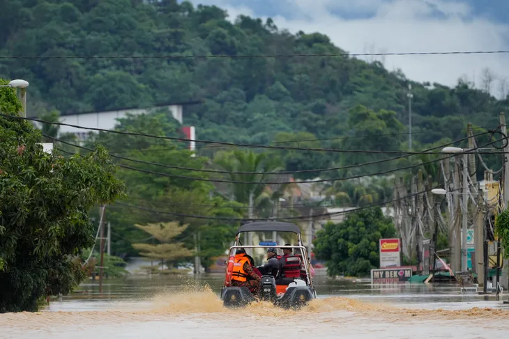 Hơn 21.000 người phải sơ tán vì lũ lụt nghiêm trọng ở Malaysia - Ảnh 2. Hơn 21.000 người phải sơ tán vì lũ lụt nghiêm trọng ở Malaysia - Ảnh 2.