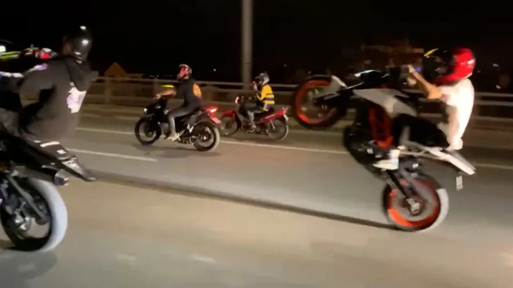 Vụ gần 100 quái xế bị bắt ở Hà Nội: Em lên cầu chơi thôi, em có biết đua đâu! - Ảnh 1. Vụ gần 100 quái xế bị bắt ở Hà Nội: Em lên cầu chơi thôi, em có biết đua đâu! - Ảnh 1.