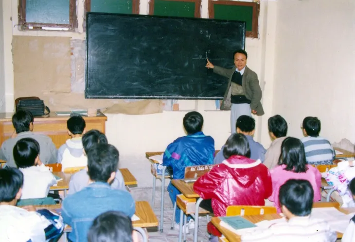 Kỷ niệm thành lập trường THPT Chuyên Sư phạm: Mái trường 55 tuổi và sự nghiệp bồi dưỡng nhân tài đất nước - Ảnh 1. Kỷ niệm thành lập trường THPT Chuyên Sư phạm: Mái trường 55 tuổi và sự nghiệp bồi dưỡng nhân tài đất nước - Ảnh 1.