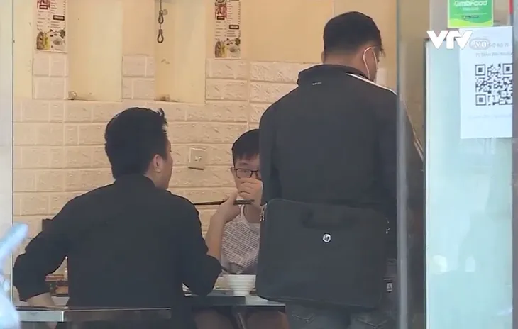 Một số hàng ăn tại quận Hai Bà Trưng vẫn bán tại chỗ bất chấp quy định chống dịch - Ảnh 1. Một số hàng ăn tại quận Hai Bà Trưng vẫn bán tại chỗ bất chấp quy định chống dịch - Ảnh 1.