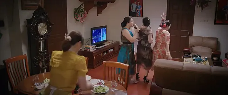 Thương ngày nắng về: Cười bể bụng với hai bố con bị nhốt trong phòng xem bóng đá - Ảnh 5. Thương ngày nắng về: Cười bể bụng với hai bố con bị nhốt trong phòng xem bóng đá - Ảnh 5.