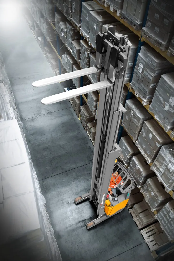 Xe nâng Jungheinrich Reach Truck ETVn - Giải pháp tối ưu xếp hàng kệ cao - Ảnh 3. Xe nâng Jungheinrich Reach Truck ETVn - Giải pháp tối ưu xếp hàng kệ cao - Ảnh 3.