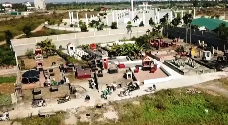 Thực hư việc chặn lối ra nghĩa trang ở huyện Mê Linh (Hà Nội) - Ảnh 1. Thực hư việc chặn lối ra nghĩa trang ở huyện Mê Linh (Hà Nội) - Ảnh 1.