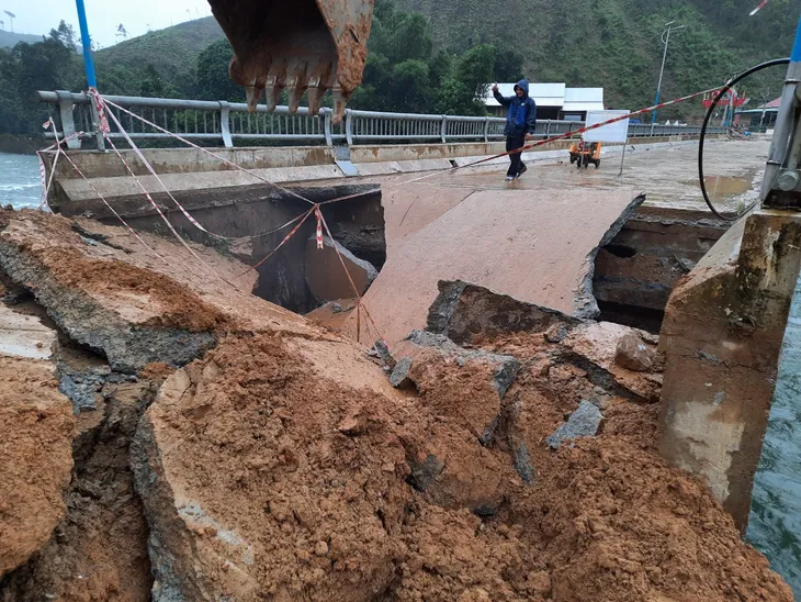 Quảng Nam: Khắc phục các tuyến giao thông hư hỏng, đưa gần 1.000 người đến nơi an toàn - Ảnh 1.