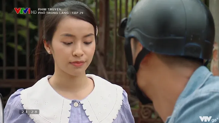 Phố trong làng - Tập 29: Hiếu cục súc thể hiện tình cảm với Hoài - Ảnh 2. Phố trong làng - Tập 29: Hiếu cục súc thể hiện tình cảm với Hoài - Ảnh 2.
