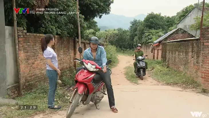 Phố trong làng - Tập 29: Hiếu cục súc thể hiện tình cảm với Hoài - Ảnh 3. Phố trong làng - Tập 29: Hiếu cục súc thể hiện tình cảm với Hoài - Ảnh 3.