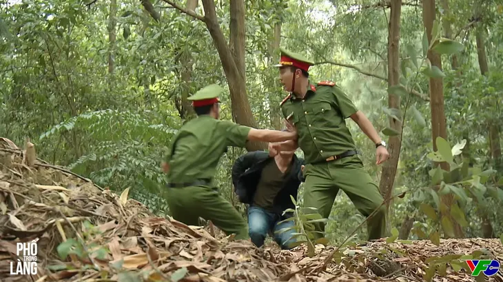 Phố trong làng - Tập 29: Đông bị đâm trọng thương khi đỡ một nhát dao cho Nam - Ảnh 2. Phố trong làng - Tập 29: Đông bị đâm trọng thương khi đỡ một nhát dao cho Nam - Ảnh 2.