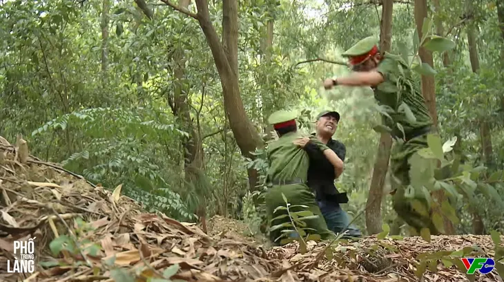 Phố trong làng - Tập 29: Đông bị đâm trọng thương khi đỡ một nhát dao cho Nam - Ảnh 3. Phố trong làng - Tập 29: Đông bị đâm trọng thương khi đỡ một nhát dao cho Nam - Ảnh 3.