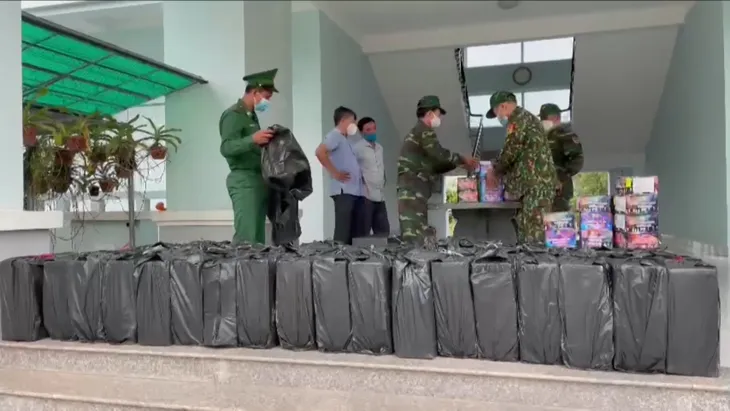 Bị phát hiện, 4 đối tượng vứt bỏ pháo lậu chạy qua biên giới Campuchia - Ảnh 1. Bị phát hiện, 4 đối tượng vứt bỏ pháo lậu chạy qua biên giới Campuchia - Ảnh 1.