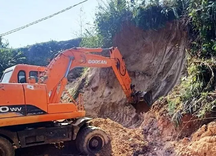 Đang chơi, 5 em nhỏ bất ngờ bị đất vùi lấp - Ảnh 1. Đang chơi, 5 em nhỏ bất ngờ bị đất vùi lấp - Ảnh 1.