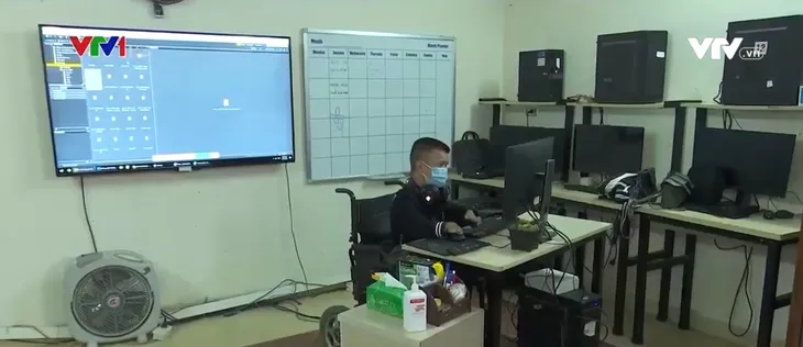 Thầy giáo khuyết tật miệt mài dạy nghề cho người cùng cảnh ngộ - Ảnh 1. Thầy giáo khuyết tật miệt mài dạy nghề cho người cùng cảnh ngộ - Ảnh 1.